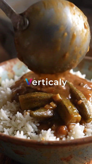 ご飯にカレーをかける瞬間