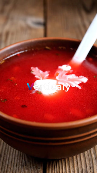 真っ赤なスープ、陶器の器