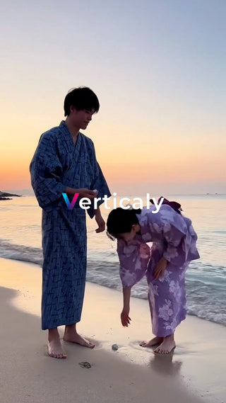 浴衣姿の二人、浜辺で貝殻探し