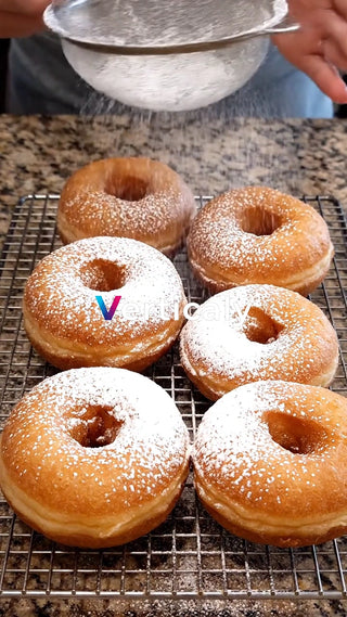 粉砂糖をまぶすドーナツ