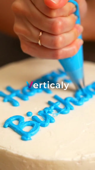 誕生日ケーキにデコレーション