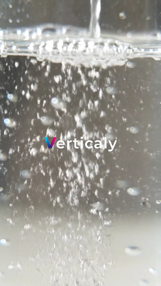 水面に落ちる雫、泡の輝き