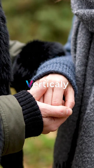 手繋ぎ、寄り添う二人