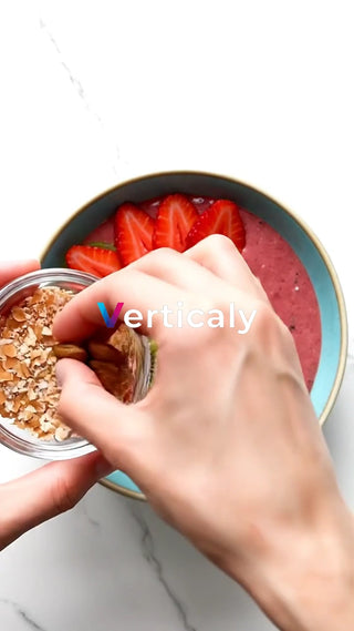 イチゴとナッツのヘルシーボウル