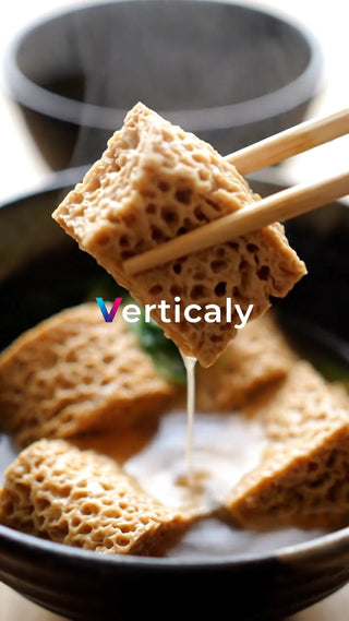 豆腐を箸でつまむ、湯気と滴