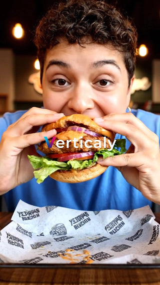 ハンバーガーを食べる女性