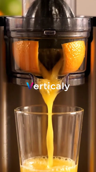 オレンジジュースを注ぐ瞬間