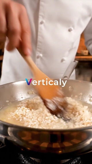 料理中の風景、木製ヘラ