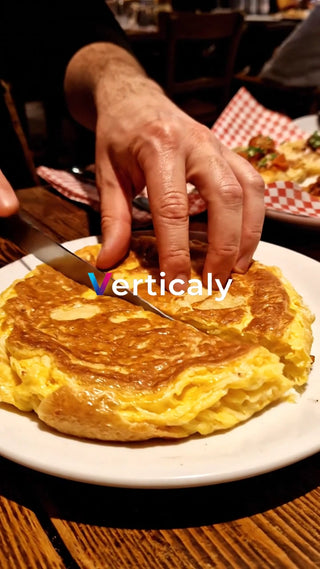 オムレツをカットする瞬間