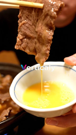 牛肉を卵にくぐらせて