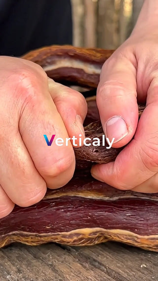 肉を切る、豪快な手つき