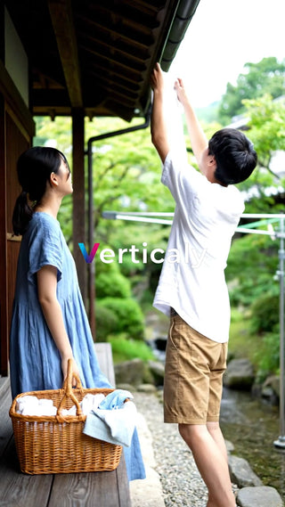 洗濯物を運ぶ女性と男性