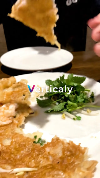 揚げ物を頬張る瞬間