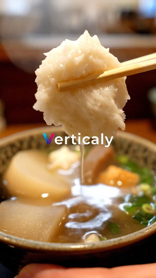 湯気立つおでん、箸で掴む