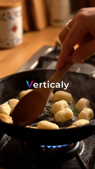 熱々のニョッキを調理中