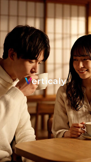 カフェで会話を楽しむ二人