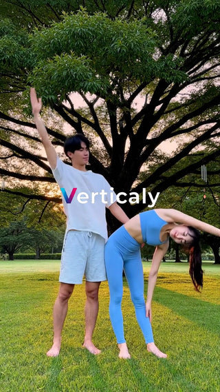 公園でストレッチ、健康的に