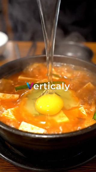 グツグツ煮込む韓国料理