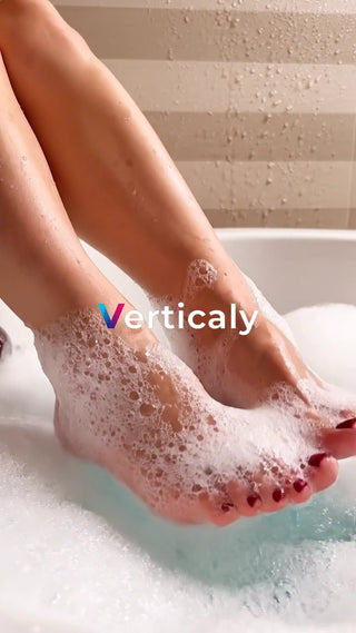 湯船でリラックスする足元