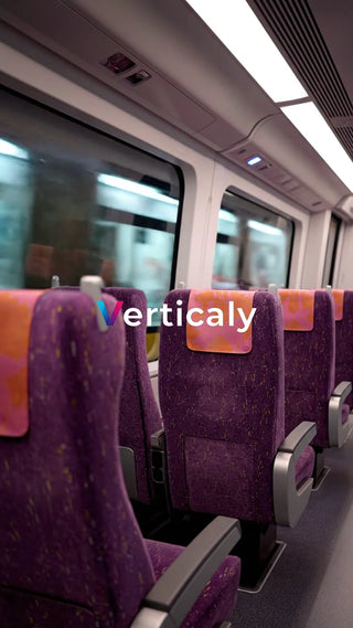 車内、紫色のシート