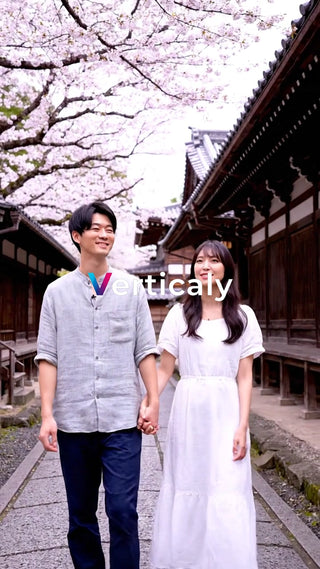 桜並木を歩く二人