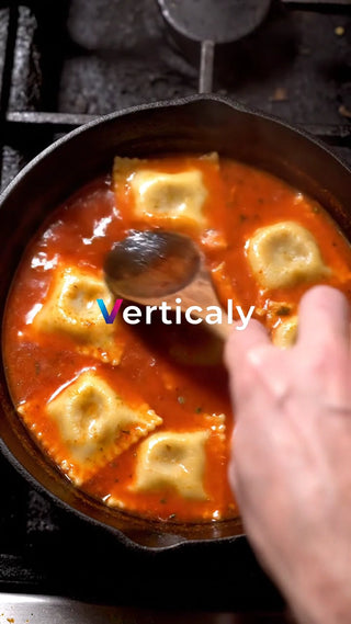 熱々トマトソース、ラビオリ