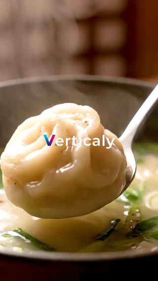 湯気の立つ熱々ラーメン