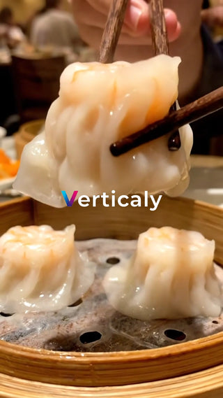 点心を箸で掴む