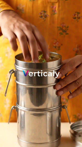 ステンレス弁当箱に料理を詰める