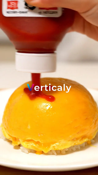 オムライスにケチャップをかける