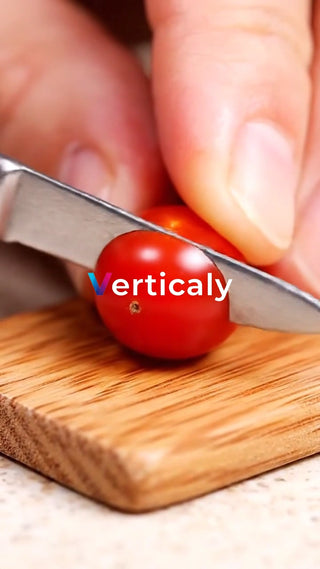 トマトをカット、調理の様子