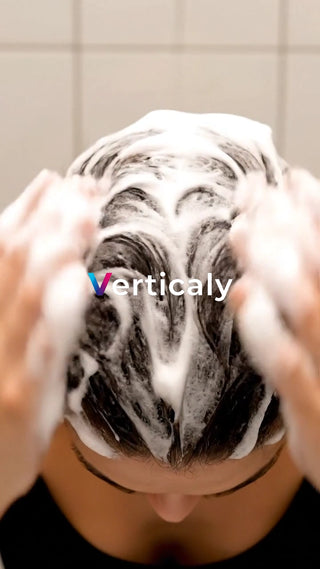 シャンプー中の頭皮、泡まみれ