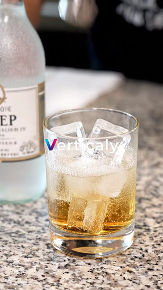 琥珀色の液体と氷