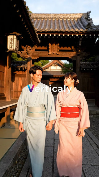 浴衣姿の二人、古都散策