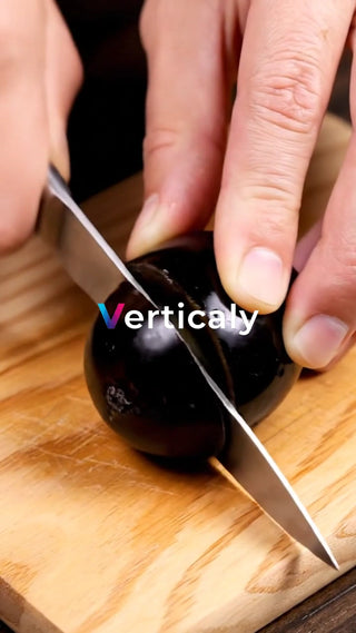 黒い実をナイフでカット