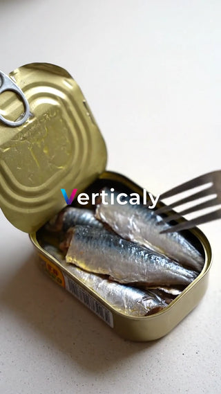 缶詰のイワシを食べる