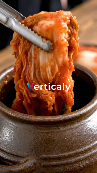 キムチを陶器から取り出す