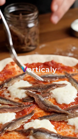 ピザにアンチョビをのせる