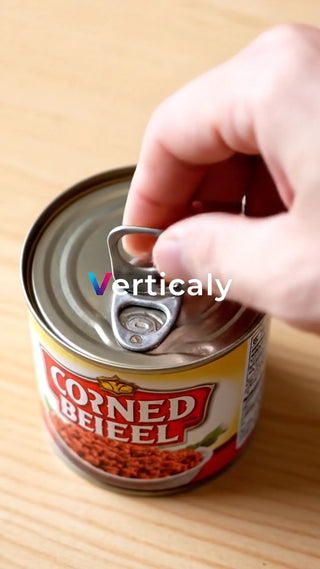 缶詰を開ける、日常の一コマ