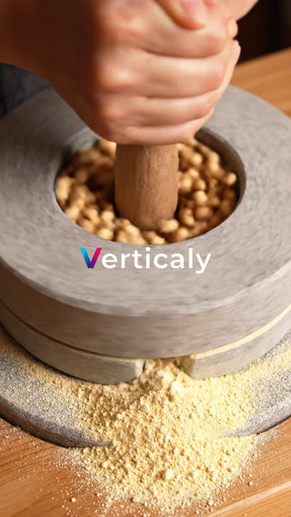 豆を挽く、昔ながらの風景