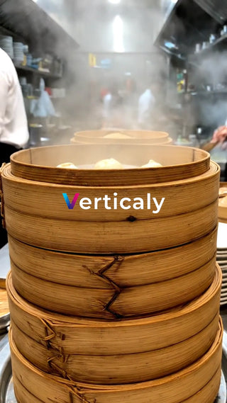 蒸気と湯気の出る中華料理