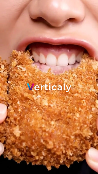 揚げ物を頬張る瞬間