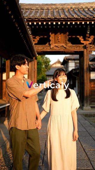 古都散策、二人で手をつないで