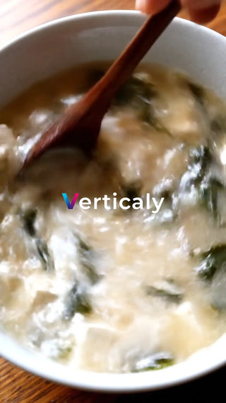 味噌汁を混ぜる、温かい食卓