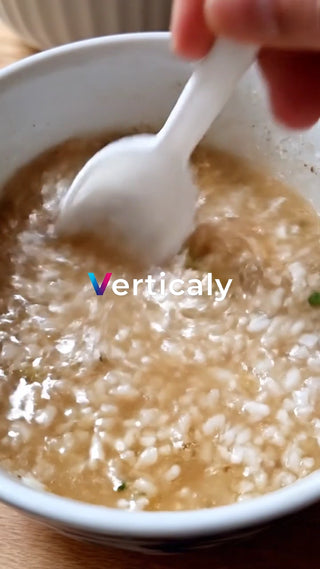 お粥を混ぜる、白磁の器