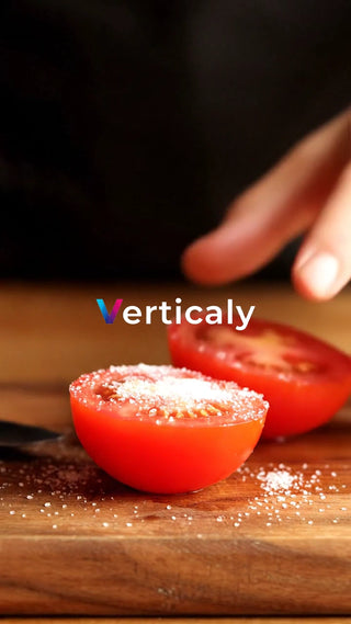 トマトに塩を振る