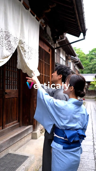 浴衣姿の二人、夏祭りへ