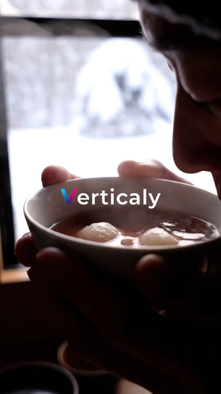 湯気の立つ甘酒、冬の窓辺