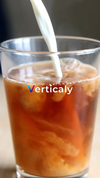 ミルクを注ぐ、カフェオレ