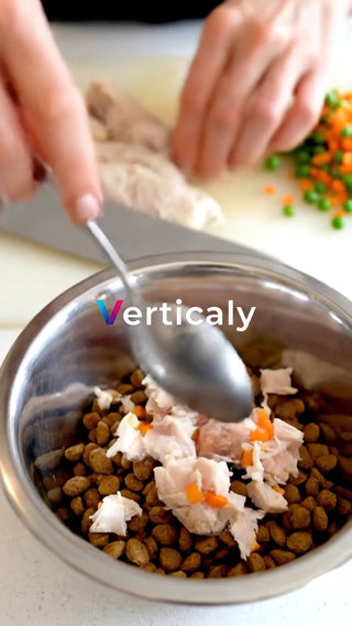 愛犬のご飯、鶏肉をトッピング